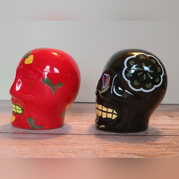 Day of Dead Sugar Skulls Black & Red Salt & Pepper Shakers Set Ceramic - Picture 5 of 7